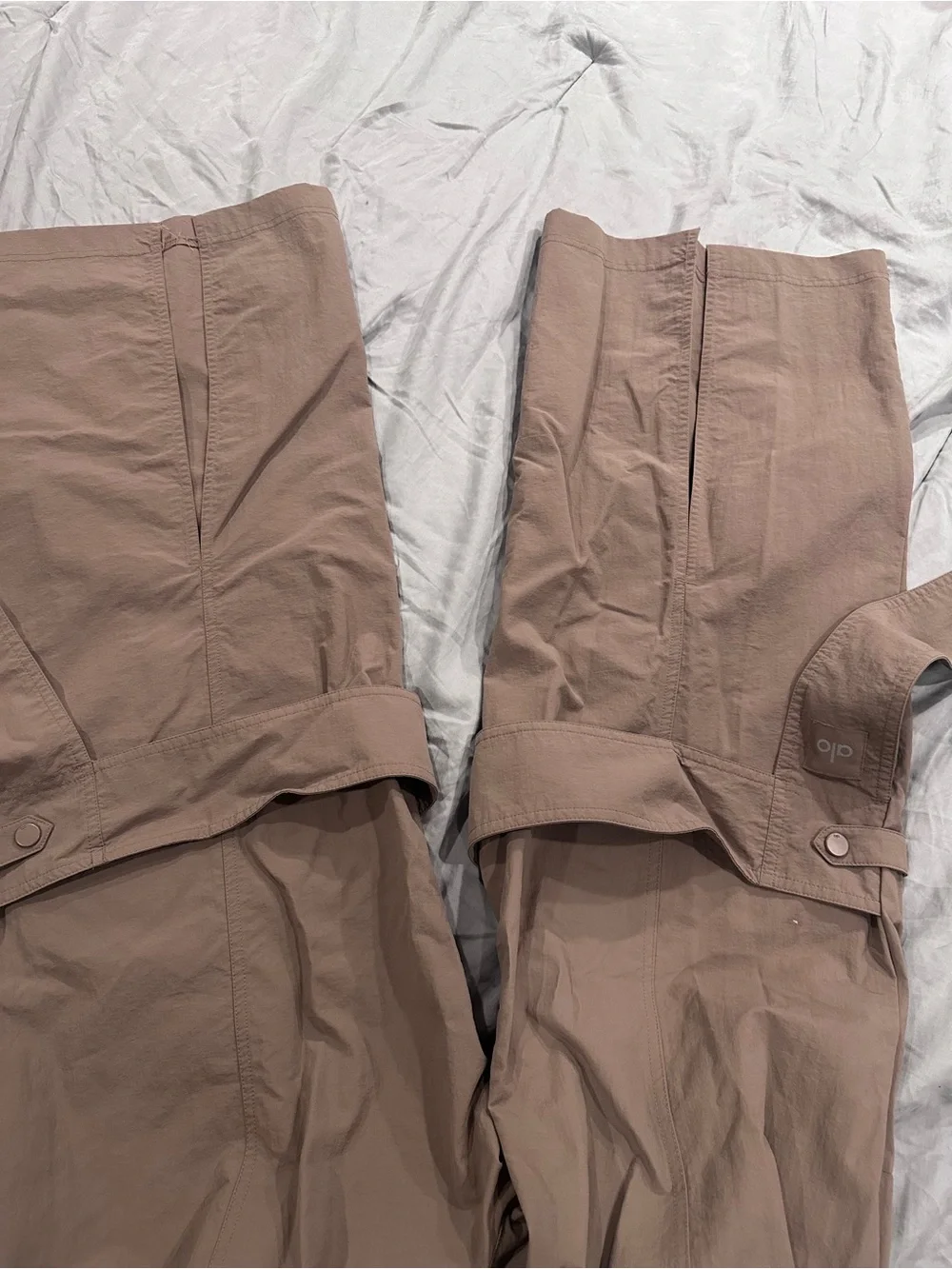 ALO Yoga Wide-Leg Cargo Pants in Mauve Taupe